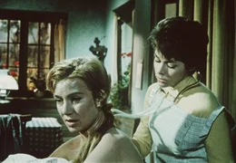 Dr. Petra Jensen (Marianne Koch, rechts) stellt bei Afra (Maria Perschy), der unverheirateten Tochter des  B&uuml;rgermeisters fest, dass sie ein Kind erwartet.