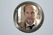 Wolf Berger (Jochen Horst) bekommt gerade noch mit, wie Katja den Großauftrag unter Dach und Fach bringt. Wolf Berger (Jochen Horst) bekommt gerade noch mit, wie Katja den Großauftrag unter Dach und Fach bringt.