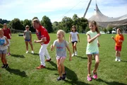 TanzAlarm im Park mit Volker Rosin, der den Sportinator tanzt. TanzAlarm im Park mit Volker Rosin, der den Sportinator tanzt.