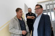 In der Lübecker Justizvollzugsanstalt wurde ein Häftling im Duschraum tot aufgefunden. Er wurde zusammengeschlagen und dabei tödlich am Kopf verletzt. Lars Englen (Ingo Naujoks, r.) und Finn Kiesewetter (Sven Martinek, l.) nehmen vor Ort die Ermittlungen. Gefängniswärter Gerd Maas (Christian Rudolf, M.) führt sie durch die Anstalt. In der Lübecker Justizvollzugsanstalt wurde ein Häftling im Duschraum tot aufgefunden. Er wurde zusammengeschlagen und dabei tödlich am Kopf verletzt. Lars Englen (Ingo Naujoks, r.) und Finn Kiesewetter (Sven Martinek, l.) nehmen vor Ort die Ermittlungen. Gefängniswärter Gerd Maas (Christian Rudolf, M.) führt sie durch die Anstalt.