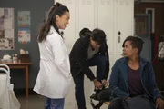 (v.l.n.r.) Dr. Mika Yasuda (Midori Francis); Dr. Lucas Adams (Niko Terho); Dr. Simone Griffith (Alexis Floyd) (v.l.n.r.) Dr. Mika Yasuda (Midori Francis); Dr. Lucas Adams (Niko Terho); Dr. Simone Griffith (Alexis Floyd)