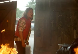 Panik! Im Stall ist ein Feuer ausgebrochen. Alina (Marett Katalin Klahn) schreit entsetzt um Hilfe.