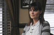 Brennan (Emily Deschanel) l&auml;sst sich dazu &uuml;berreden, Booth beim Transport einer Footballstadion-Sitzreihe zu helfen.