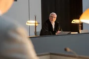 Richter Dr. Jakob Murnau (Ernst Stötzner, r.) spricht plötzlich einen Haftbefehl gegen Noah de Boer (Lucas Bauer, l.) aus, obwohl es keine eindeutigen Zeugenaussagen gibt. Richter Dr. Jakob Murnau (Ernst Stötzner, r.) spricht plötzlich einen Haftbefehl gegen Noah de Boer (Lucas Bauer, l.) aus, obwohl es keine eindeutigen Zeugenaussagen gibt.