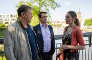 Bei einem Überfall in einem Lübecker Park wird Markus Henn, der mit seinem Pflegekind unterwegs war, schwer verletzt. Er fällt ins Koma. Lars Englen (Ingo Naujoks, M.), Finn Kiesewetter (Sven Martinek, l.) befragen Jana Henn (Jodie Leslie Ahlborn, r.). Bei einem Überfall in einem Lübecker Park wird Markus Henn, der mit seinem Pflegekind unterwegs war, schwer verletzt. Er fällt ins Koma. Lars Englen (Ingo Naujoks, M.), Finn Kiesewetter (Sven Martinek, l.) befragen Jana Henn (Jodie Leslie Ahlborn, r.).