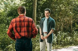 F&uuml;r Daniel Mendt (Ron Helbig) ist es eine Erleichterung, mit Robert M&uuml;ller (Max Hubacher) Kontakt aufzunehmen, dessen Tochter er gepflegt hatte.