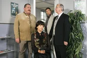 Die Kommissare Korbinian Hofer (Joseph Hannesschläger, l.) und Sven Hansen (Igor Jeftic, 2.v.r.) befragen Lucia von Falkenberg (Verona Pooth, 2.v.l.) und ihren Butler Arthur Lingen (Wilfried Klaus, r.). Die Kommissare Korbinian Hofer (Joseph Hannesschläger, l.) und Sven Hansen (Igor Jeftic, 2.v.r.) befragen Lucia von Falkenberg (Verona Pooth, 2.v.l.) und ihren Butler Arthur Lingen (Wilfried Klaus, r.).