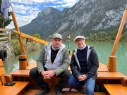 Von links: Sebastian Bezzel und Simon Schwarz auf der Innfähre zwischen Kiefersfelden und Ebbs. Von links: Sebastian Bezzel und Simon Schwarz auf der Innfähre zwischen Kiefersfelden und Ebbs.