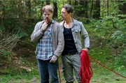 Bernhard Woite (Michael Pink, r.) will mit Gewalt Informationen von Jan Steinert (Janek Rieke, l.) erzwingen.
