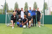 Wer spielt besser Fußball? Jungs oder Mädchen? Mark (l.), Jeppe (5.v.l.), Luke (3.v.r.), Ruben (2.v.r.) und Alex (r.) wollen das klären - und anfangs läuft es auch ganz gut für die fünf WG-Jungs. Wer spielt besser Fußball? Jungs oder Mädchen? Mark (l.), Jeppe (5.v.l.), Luke (3.v.r.), Ruben (2.v.r.) und Alex (r.) wollen das klären - und anfangs läuft es auch ganz gut für die fünf WG-Jungs.