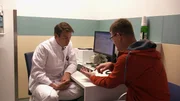 Assistenzarzt Dr. Willy Lange ist gefordert &ndash; er versucht, einen Splitter aus der Hand eines Patienten zu entfernen.