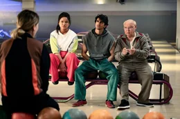 Karos Team-Mitglieder Shu (Jing Xiang, 2.v.l.), Djamal (Mido Kotaini, 2.v.r) und Freddy (Hans-Joachim Heist, r.) haben herzlich wenig Ahnung von Bowling. Karo (Bettina Lamprecht, l.) muss ganz von vorne anfangen.