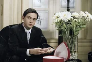Pascal (Michael Rotschopf) manipuliert die Verlosung des Hochzeitstanzes. Pascal (Michael Rotschopf) manipuliert die Verlosung des Hochzeitstanzes.