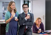 ARD HEITER BIS T&Ouml;DLICH - MORDEN IM NORDEN, III. Staffel der Krimiserie am Vorabend mit 8 neuen Folgen, Folge 36 "Der Griff ins Leere" am Dienstag (08.04.14) um 18.50 Uhr im Ersten. Staatsanw&auml;ltin Elke Rasmussen (Tessa Mittelstaedt, l.), Lars Englen (Ingo Naujoks, M.) und Sandra Schwartenbeck (Marie-Luise Schramm, r.) &uuml;berlegen gemeinsam, wie die Millionenerbin Bettina Clastr&ouml;m zu Tode gekommen sein k&ouml;nnte.