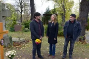 Niklas Rohde (Markus Bernhard Börger, l.) erzählt den Kommissaren Linett Wachow (Stefanie Stappenbeck, M.) und Otto Garber (Florian Martens, r.) was seiner Meinung nach seinen Mann in den Tod getrieben hat. Niklas Rohde (Markus Bernhard Börger, l.) erzählt den Kommissaren Linett Wachow (Stefanie Stappenbeck, M.) und Otto Garber (Florian Martens, r.) was seiner Meinung nach seinen Mann in den Tod getrieben hat.