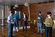 Teambuilding bei der SOKO: Michael Kaiser (Karl Kranzkowski, l.), Martina Seiffert (Astrid M. F&uuml;nderich, Mi.), Rico Sander (Benjamin Strecker, 2.v.r.) und Nele Becker (Nina Siewert, r.) zeigen sich bei den &Uuml;bungen mehr oder weniger motiviert. Was sie nicht wissen: Zur selben Zeit wird ein Mordfall im Pr&auml;sidium gemeldet. Coach Franz Scherer (G&aacute;bor Biedermann, 2.v.l.) hat jedoch allen die Handys abgenommen.