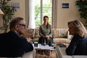 Klaudia Dick (Daniela Schulz, M.) wartet vergeblich auf ihren Ex-Mann und ihren jetzigen Ehemann. Eine Familientherapie bei Dr. Paula Bach (Claudia Rieschel, r.) und Markus Nocke (Heinrich Schafmeister, l.) sollte einige Wogen glätten. Dass ihr Ehemann jedoch ermordet wurde, ahnt hier noch keiner. Klaudia Dick (Daniela Schulz, M.) wartet vergeblich auf ihren Ex-Mann und ihren jetzigen Ehemann. Eine Familientherapie bei Dr. Paula Bach (Claudia Rieschel, r.) und Markus Nocke (Heinrich Schafmeister, l.) sollte einige Wogen glätten. Dass ihr Ehemann jedoch ermordet wurde, ahnt hier noch keiner.