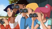Lena, Angelo, Nico und Anna (v.li.) beobachten den betrügerischen Rennstallbesitzer Lorca. Lena, Angelo, Nico und Anna (v.li.) beobachten den betrügerischen Rennstallbesitzer Lorca.