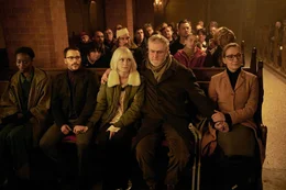 Sam nimmt mit Edda und ihren Eltern in vorderster Reihe an Weihnachtsgottesdienst teil (v.l.n.r. Kostja Ullmann, Alli Neumann, Detlev Buck, Anika Maurer).