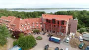 Nochmal richtig investiert haben die Besitzer des Hotels Bornmühle in Groß Nemerow. 31 neue Zimmer und Suiten - fast alle mit Seeblick. Nochmal richtig investiert haben die Besitzer des Hotels Bornmühle in Groß Nemerow. 31 neue Zimmer und Suiten - fast alle mit Seeblick.