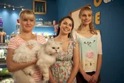 Sirena (Amy Ruffle), Nixie (Ivy Latimer) und Lyla (Lucy Fry, v.li.n.re.) sind glücklich. Sie haben Ritas (Kerith Atkinson) Kater Poseidon wieder! Sirena (Amy Ruffle), Nixie (Ivy Latimer) und Lyla (Lucy Fry, v.li.n.re.) sind glücklich. Sie haben Ritas (Kerith Atkinson) Kater Poseidon wieder!