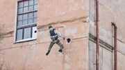 Nachdem er den Einstieg in den Rettungshelikopter verpasst hat, spitzt sich die gefährliche Lage für Max (Jasper Pääkkönen) zu. Nachdem er den Einstieg in den Rettungshelikopter verpasst hat, spitzt sich die gefährliche Lage für Max (Jasper Pääkkönen) zu.