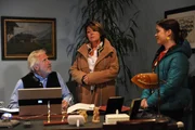Als Rosi und Kathi Martin entgegen seiner Beteuerungen beim Spielen erwischen, denken die beiden sich eine saftige Strafe aus. Von links: Martin Kirchleitner (Hermann Giefer), Rosi Brunner (Brigitte Walbrun) und Katharina Benninger (Carina Dengler).