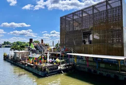 Ben und Nic, zwei Freunde aus Norddeutschland, erkunden ihre Heimat neu: vom Wasser aus. Mit einem Motorboot geht es von Hamburg aus elbaufw&auml;rts. Obwohl sie hier aufgewachsen sind, staunen die beiden, wie viel &uuml;berraschende Geschichten es zu entdecken gibt. Die Elbregion bietet einzigartige Natur, verbl&uuml;ffenden Erfindergeist und beeindruckende Rekorde.
