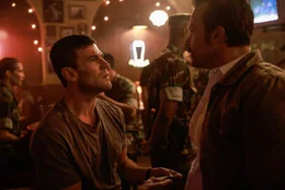 Special Agent Leroy Jethro Gibbs (Austin Stowell, l.); Special Agent Mike Franks (Kyle Schmid, r.)