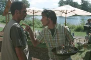 Matthias (Andreas Hutzel, r.) will von Oliver (Patrik Fichte, l.) wissen, wo sein Boot geblieben ist. Noch bevor Denise ihn entdeckt, taucht Oliver im Wasser ab und schwimmt außer Sichtweite. Durchnässt rettet er sich ins Restaurant "Fisch vor Fun" und bittet seinen Kumpel Matthias, keine weiteren Fragen zu stellen. Zur selben Zeit ist Bianca völlig überfordert damit, das Ruderboot zurück an Land zu manövrieren. Eddie bringt Bianca sicher ans Ufer zurück. Am Abend lädt Katy Viktor zu sich in die Wohnung ein und gaukelt ihm vor, dass sie sich immer noch nach ihm sehne. Oliver hat das Gutshaus in ein Märchenschloss verwandelt, schenkt Bianca Perlenohrringe und bittet sie, die Nacht mit ihm zu verbringen. Matthias (Andreas Hutzel, r.) will von Oliver (Patrik Fichte, l.) wissen, wo sein Boot geblieben ist. Noch bevor Denise ihn entdeckt, taucht Oliver im Wasser ab und schwimmt außer Sichtweite. Durchnässt rettet er sich ins Restaurant "Fisch vor Fun" und bittet seinen Kumpel Matthias, keine weiteren Fragen zu stellen. Zur selben Zeit ist Bianca völlig überfordert damit, das Ruderboot zurück an Land zu manövrieren. Eddie bringt Bianca sicher ans Ufer zurück. Am Abend lädt Katy Viktor zu sich in die Wohnung ein und gaukelt ihm vor, dass sie sich immer noch nach ihm sehne. Oliver hat das Gutshaus in ein Märchenschloss verwandelt, schenkt Bianca Perlenohrringe und bittet sie, die Nacht mit ihm zu verbringen.