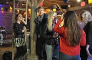 Flori und Patrick bringen weitere G&auml;ste mit, sodass die Silvesterparty doch noch steigen kann. Von links: Katharina Benninger (Carina Dengler), Patrick Westenrieder (Lucas Bauer) und (KLD).