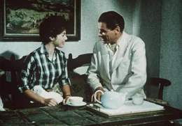 Dr. Petra Jensen (Marianne Koch) und der Tierarzt Dr. Rinner (Rudolf Prack) beginnen ein vorsichtiges Verh&auml;ltnis.