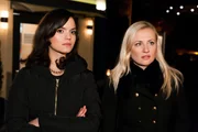 Angesichts der letzten Ereignisse ist Isabelle (Ania Niedieck, r.) ungewohnt milde gestimmt und redet Larissa (Naima Fehrenbacher) aus, das Simone schuld an dem Unglück ist. Angesichts der letzten Ereignisse ist Isabelle (Ania Niedieck, r.) ungewohnt milde gestimmt und redet Larissa (Naima Fehrenbacher) aus, das Simone schuld an dem Unglück ist.