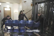 Gemeinsam mit Sweets (John Francis Daley, li.) und Brennan (Emily Deschanel) versucht Booth (David Boreanaz) das Objekt seiner Begierde, eine sperrige Sitzreihe eines ber&uuml;hmten Footballstadions, in seine Wohnung zu bekommen.