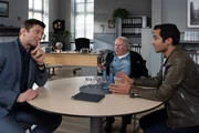 Otto Grabmaier (Axel Scholtz, M.) erklärt den Kommissaren Hansen (Igor Jeftić, l.) und Kaya (Baran Hêvî, r.), warum es aufgrund seines aktuellen Kontostandes zu Unstimmigkeiten zwischen dem ermordeten Filialleiter und ihm gekommen sei. Otto Grabmaier (Axel Scholtz, M.) erklärt den Kommissaren Hansen (Igor Jeftić, l.) und Kaya (Baran Hêvî, r.), warum es aufgrund seines aktuellen Kontostandes zu Unstimmigkeiten zwischen dem ermordeten Filialleiter und ihm gekommen sei.