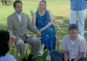 In der Irrenanstalt lernt Monk (Tony Shalhoub, l.) die beiden Patienten Janie (Eve Gordon, M.) und Manny (Ken Cheeseman, r.) kennen.