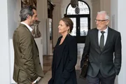 Vera Lanz (Katharina B&ouml;hm) und Hannes de Boer (Martin Rapold, l.) sind nach der L&ouml;sung des Falles erleichtert, nachdem sie zun&auml;chst Richter Dr. Jakob Murnau (Ernst St&ouml;tzner, r.) verd&auml;chtigt hatten, gegen Hannes' Sohn Noah zu handeln.