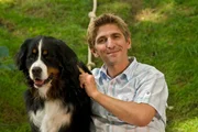 Fritz Fuchs (Guido Hammesfahr) und Hund Keks bei der Fellpflege. Fritz Fuchs (Guido Hammesfahr) und Hund Keks bei der Fellpflege.