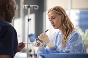 Nach ihrem Schock verfrüht zurück im Dienst?: Kim Raver als Dr. Teddy Altman Nach ihrem Schock verfrüht zurück im Dienst?: Kim Raver als Dr. Teddy Altman