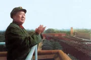 Mao Zedong im Jahr 1967 bei einer Überprüfung der Armee während der Kulturrevolution Mao Zedong im Jahr 1967 bei einer Überprüfung der Armee während der Kulturrevolution