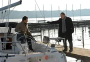 Wendelin Winter (Fritz Wepper, rechts) richtet ein paar Fragen an Professor Rheza Hamadin (Erol Sander).