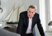 Staatsanwalt Dr. Carsten Dahme (Tim Wilde) droht Englen mit internen Ermittlungen gegen ihn. Staatsanwalt Dr. Carsten Dahme (Tim Wilde) droht Englen mit internen Ermittlungen gegen ihn.