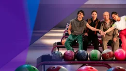 Sie wollen den Sieg bei Bowlingturnier abr&auml;umen: Djamal (Mido Kotaini, l.), Karo (Bettina Lamprecht, 2.v.l), Freddy (Hans-Joachim Heist. 2.v.r) und Shu (Jing Xiang, r.).