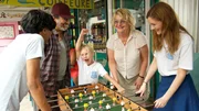 Das Kindermädchen Henriette (Saskia Vester) spielt mit Marie (Pia Soppa, re.) Stella (Ella Gertz) und Jimmy (Tazme Pillay) Tischfussball. Das Kindermädchen Henriette (Saskia Vester) spielt mit Marie (Pia Soppa, re.) Stella (Ella Gertz) und Jimmy (Tazme Pillay) Tischfussball.