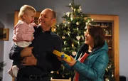 Sogar von Kathi bekommt die kleine Franzi ein Weihnachtsgeschenk. Von links: Franzi, Hubert Kirchleitner (Bernhard Ulrich) und Katharina Benninger (Carina Dengler).