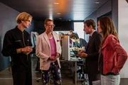 Radek (Hans-Werner Meyer, 2.v.r.) und Lucy (Josephin Busch, r.) befragen den Modedesigner Michael Pohl (Jakob Diehl, 2.v.l.) und seinen Assistenten Chris (Paul Boche, l.) zum Verschwinden ihres besten Models Marie.
