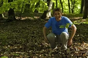Mit sportlichen Übungen im Wald bringt Fritz Fuchs (Guido Hammesfahr) seinen Blutkreislauf in Wallung. Mit sportlichen Übungen im Wald bringt Fritz Fuchs (Guido Hammesfahr) seinen Blutkreislauf in Wallung.