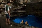 Nixie (Ivy Latimer, li.) und Lyla (Lucy Fry, re.) sind entsetzt, Zac (Chai Romruen, stehend) in der Höhle des Mondsees anzutreffen. Nixie (Ivy Latimer, li.) und Lyla (Lucy Fry, re.) sind entsetzt, Zac (Chai Romruen, stehend) in der Höhle des Mondsees anzutreffen.