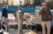 Statt den vorgeladenen Mitarbeiter Felix Hein bei der Arbeit, finden Hubert (Christian Tramitz, r.) und Girwidz (Michael Brandner, M.) seine Leiche im Vorklärbecken. Kläranlagenchefin (Anja Stange, l.) ist entsetzt. Statt den vorgeladenen Mitarbeiter Felix Hein bei der Arbeit, finden Hubert (Christian Tramitz, r.) und Girwidz (Michael Brandner, M.) seine Leiche im Vorklärbecken. Kläranlagenchefin (Anja Stange, l.) ist entsetzt.