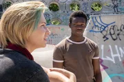 Felicitas (Zoe Valks) und Fabi (Bless Amada) erzählen Korbinian Kirchner (Jonathan Hutter) von der Leidenschaft ihres verstorbenen Freundes Moritz: das Sprayen und die Kunst generell. Felicitas (Zoe Valks) und Fabi (Bless Amada) erzählen Korbinian Kirchner (Jonathan Hutter) von der Leidenschaft ihres verstorbenen Freundes Moritz: das Sprayen und die Kunst generell.
